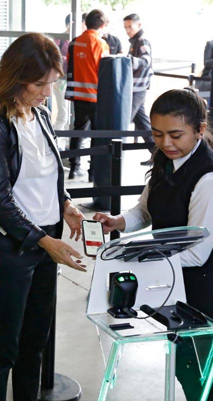 dispositivo móvil con referencia grafia del foro colombia 2023