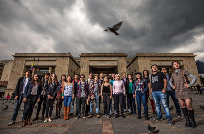 dispositivo móvil con referencia grafia del premios lideres colombia