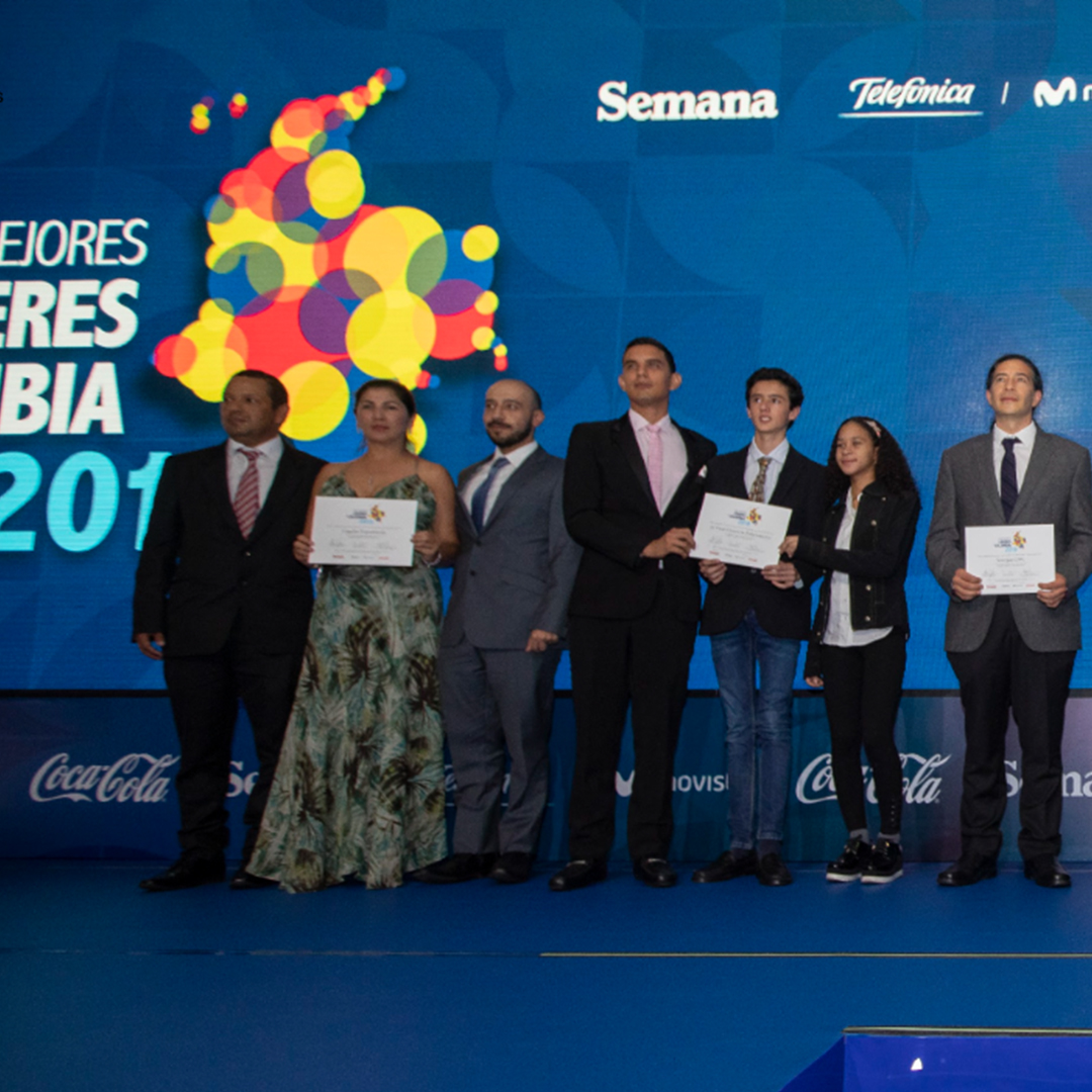 dispositivo móvil con referencia grafia del foro colombia 2023