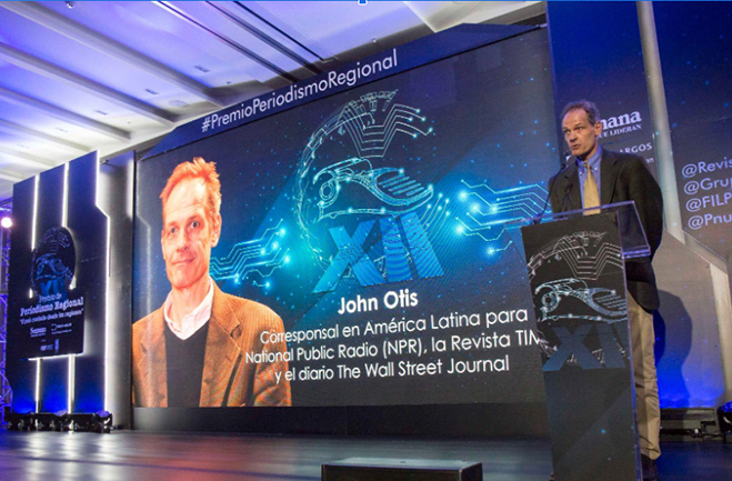 dispositivo móvil con referencia grafia del foro colombia 2023