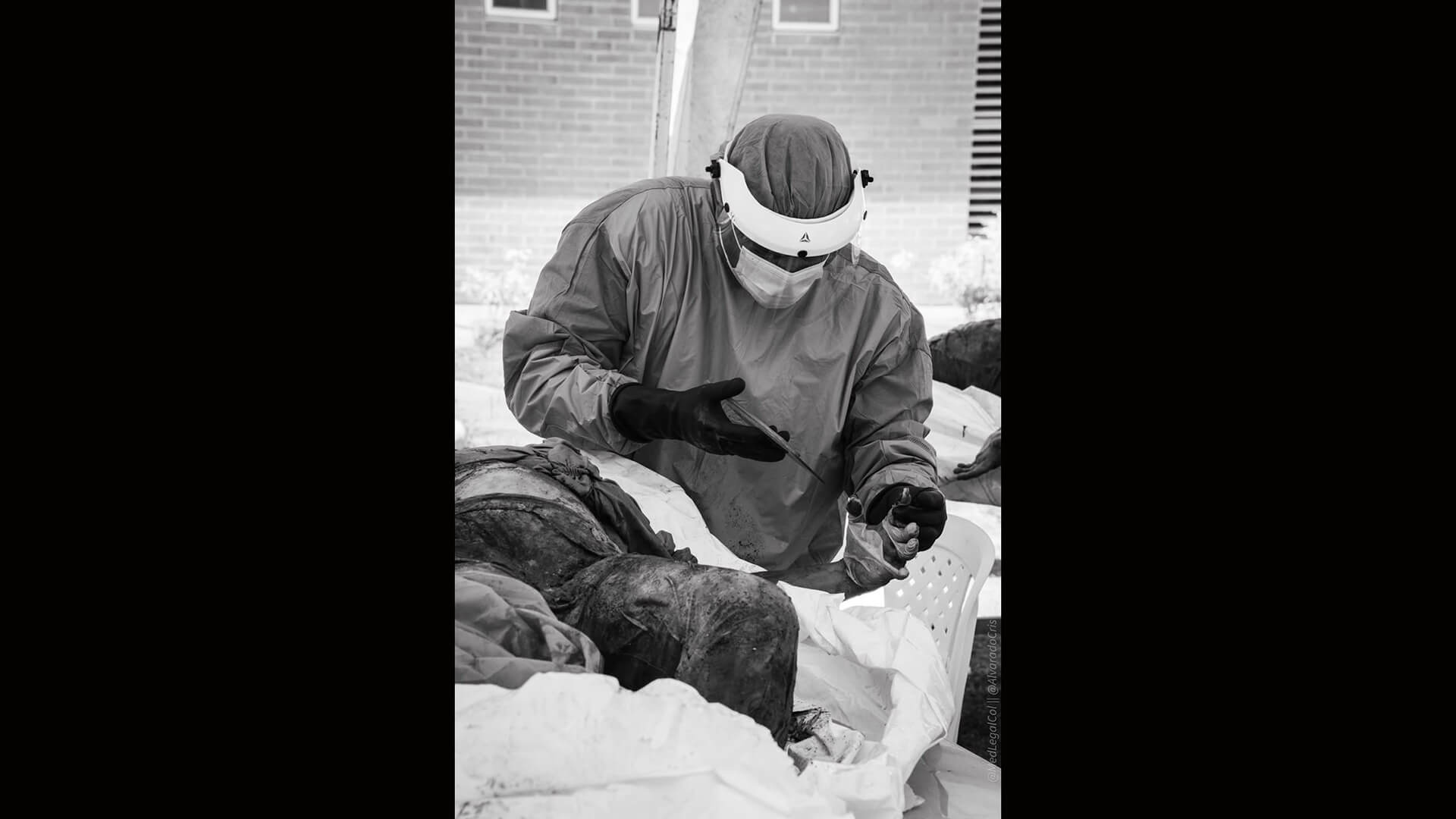 Duras imágenes deja la labor de Medicina Legal tras el terremoto en Colombia